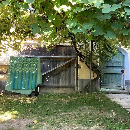 House By The Church - Entire House Crit Exterior photo