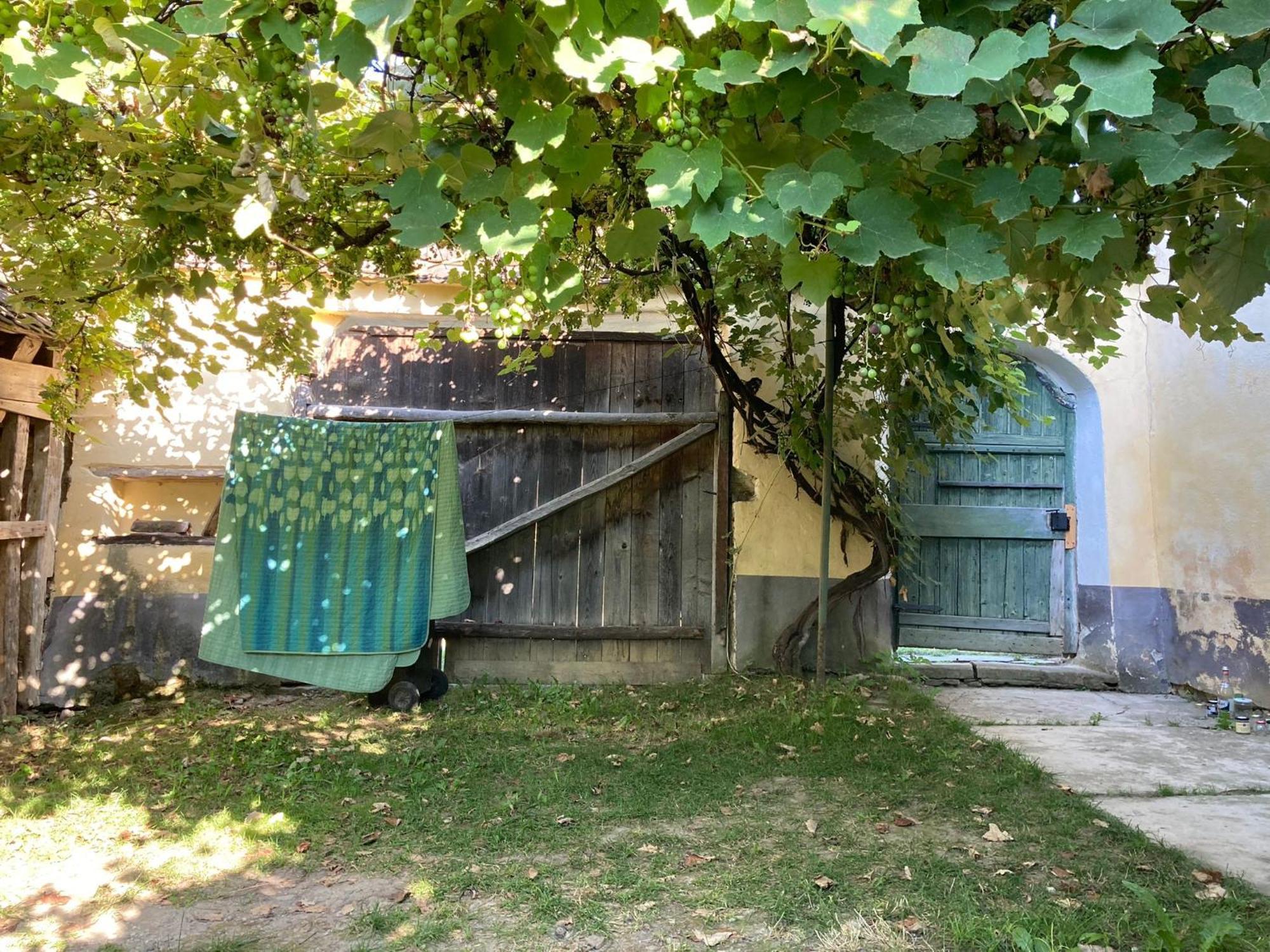 House By The Church - Entire House Crit Exterior photo
